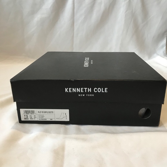 Kenneth Cole Riley 85 Simple Bootie - Picture 5 of 5